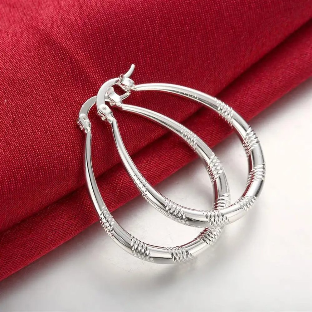 Gorgeous .925 Sterling Silver Oval Hanging Hoop Earrings With Pattern - Picture 2 of 11